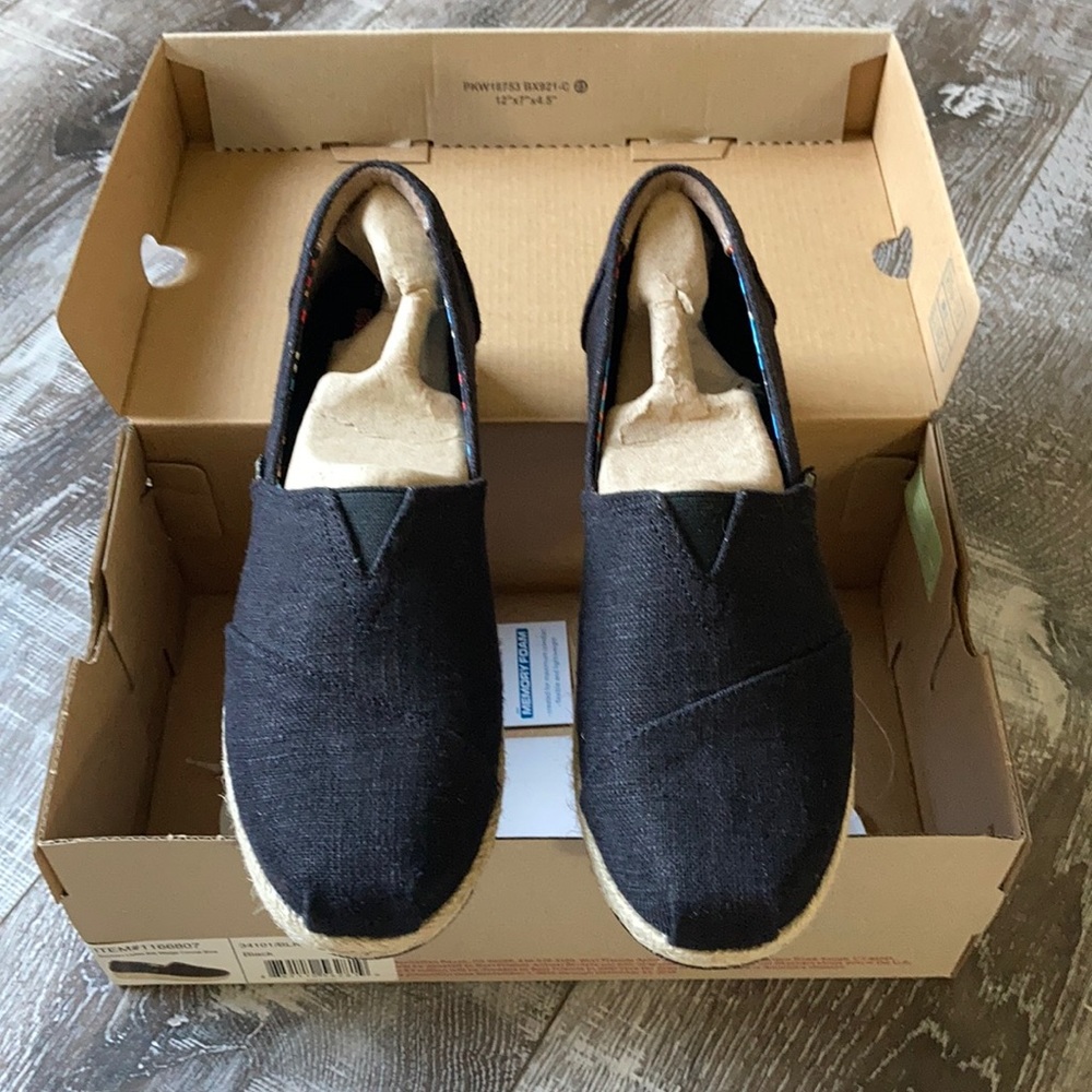 Bob’s from Sketchers Canvas wedge shoes NWT